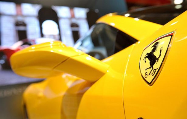 Le stand de Ferrari au salon automobile européen de Bruxelles en janvier 2012. Le stand de Ferrari au salon automobile européen de Bruxelles en janvier 2012.