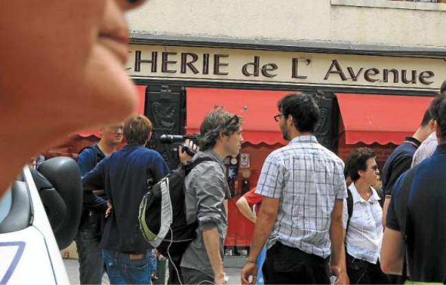Refoulés en bas de l'avenue, riverains et curieux ont commenté l'affaire. Refoulés en bas de l'avenue, riverains et curieux ont commenté l'affaire.