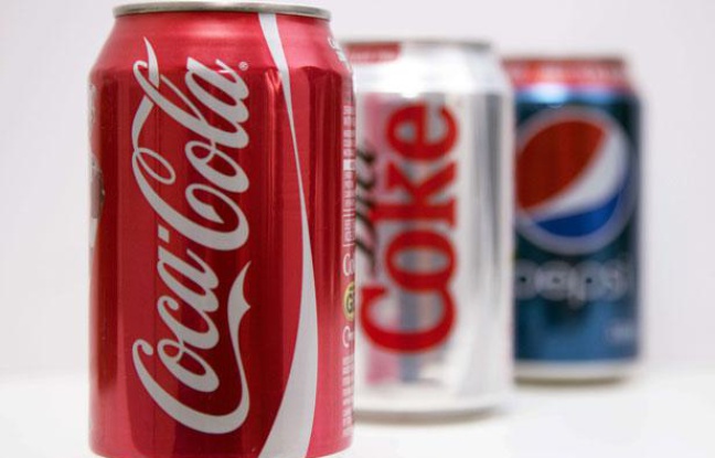 Des canettes de Coca-Cola, de Coca-Cola light et de Pepsi. Des canettes de Coca-Cola, de Coca-Cola light et de Pepsi.