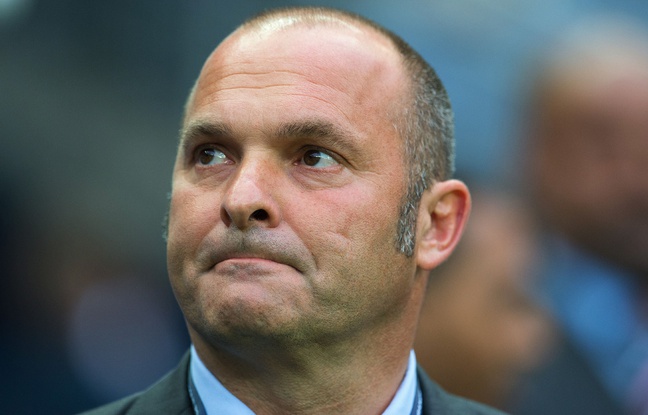Pascal Dupraz, entraîneur de l'Evian-Thonon-Gaillard lors de la finale de la Coupe de France 2013 contre Bordeaux, le 31 mai 2013 au Stade de France. Pascal Dupraz, entraîneur de l'Evian-Thonon-Gaillard lors de la finale de la Coupe de France 2013 contre Bordeaux, le 31 mai 2013 au Stade de France.