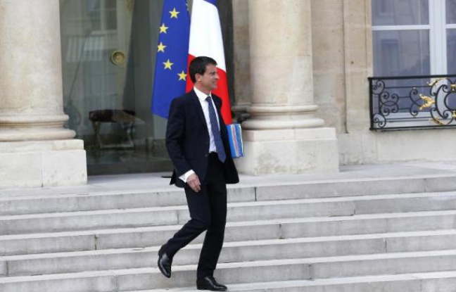 Le Premier ministre Manuel Valls quitte l'Elysée, le 27 mai 2015 Le Premier ministre Manuel Valls quitte l'Elysée, le 27 mai 2015