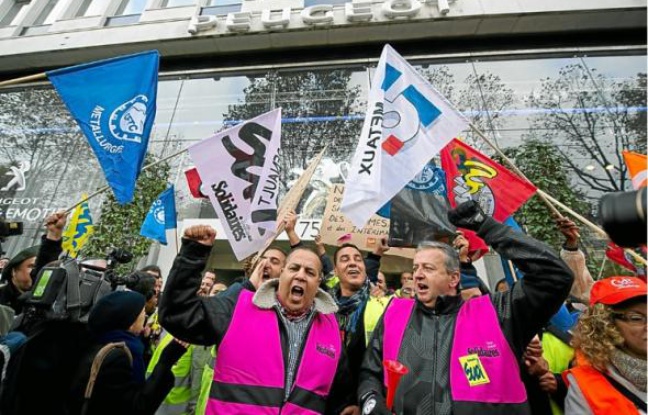Plusieurs centaines de salariés PSA de l'usine d'Aulnay sont allées manifester hier devant le siège du groupe à Paris. Plusieurs centaines de salariés PSA de l'usine d'Aulnay sont allées manifester hier devant le siège du groupe à Paris.