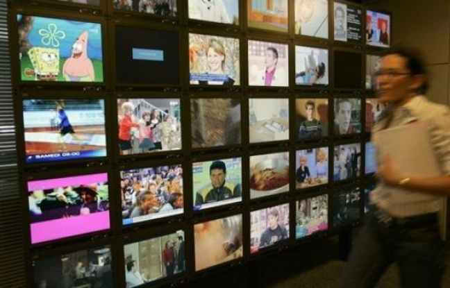 Les Français ont passé en moyenne trois heures 25 minutes par jour devant la télévision au cours de l'année 2008, selon des chiffres de l'institut de mesure d'audience Médiamétrie publiés lundi par le Syndicat national de la Publicité télévisée (SNPTV). Les Français ont passé en moyenne trois heures 25 minutes par jour devant la télévision au cours de l'année 2008, selon des chiffres de l'institut de mesure d'audience Médiamétrie publiés lundi par le Syndicat national de la Publicité télévisée (SNPTV).