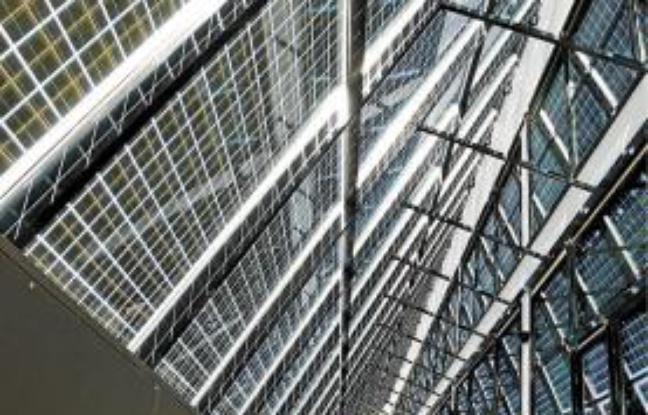 La façade sud est recouverte de panneaux photovoltaïques. La façade sud est recouverte de panneaux photovoltaïques.