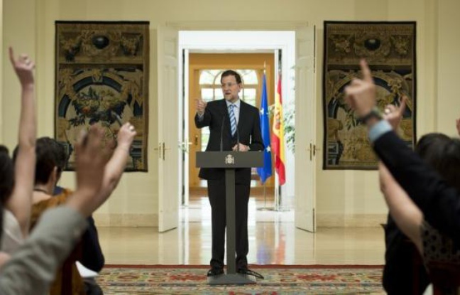Jusqu'au bout, l'incertitude a régné: l'Espagne demanderait-elle, sous la pression, l'aide de la zone euro pour sauver ses banques? Et, surtout, à quelles conditions? Tractations, réunions secrètes et démentis officiels ont rythmé ce nouvel épisode de la crise. Jusqu'au bout, l'incertitude a régné: l'Espagne demanderait-elle, sous la pression, l'aide de la zone euro pour sauver ses banques? Et, surtout, à quelles conditions? Tractations, réunions secrètes et démentis officiels ont rythmé ce nouvel épisode de la crise.