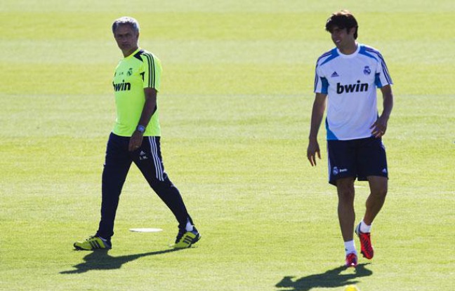 José Mourinho et Kaka lors d'un entraînement du Real Madrid, le 16 août à Valdebebas (Madrid). José Mourinho et Kaka lors d'un entraînement du Real Madrid, le 16 août à Valdebebas (Madrid).