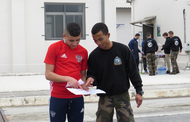 Les élèves passent la journée avec un binôme militaire Les élèves passent la journée avec un binôme militaire