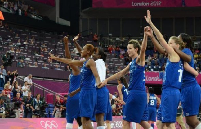 Les joueuses de l'équipe de France féminine de basket, vice-championnes olympiques cet été à Londres, ont été chaleureusement saluées à l'Open LFB, qui marque le début du Championnat, samedi au stade Pierre-de-Coubertin à Paris. Les joueuses de l'équipe de France féminine de basket, vice-championnes olympiques cet été à Londres, ont été chaleureusement saluées à l'Open LFB, qui marque le début du Championnat, samedi au stade Pierre-de-Coubertin à Paris.