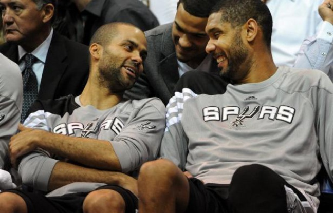 Les Spurs de San Antonio ont battu, lundi à Salt Lake City, Utah Jazz 87-81 remportant ainsi la série (au meilleur des sept matches) 4 victoires à 0 et se qualifiant pour le 2e tour des play-offs NBA (demi-finales de Conférence Ouest). Les Spurs de San Antonio ont battu, lundi à Salt Lake City, Utah Jazz 87-81 remportant ainsi la série (au meilleur des sept matches) 4 victoires à 0 et se qualifiant pour le 2e tour des play-offs NBA (demi-finales de Conférence Ouest).