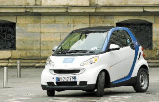 Les Smart bleues et blanches avaient été mises en service à Lyon le 1er février. Les Smart bleues et blanches avaient été mises en service à Lyon le 1er février.