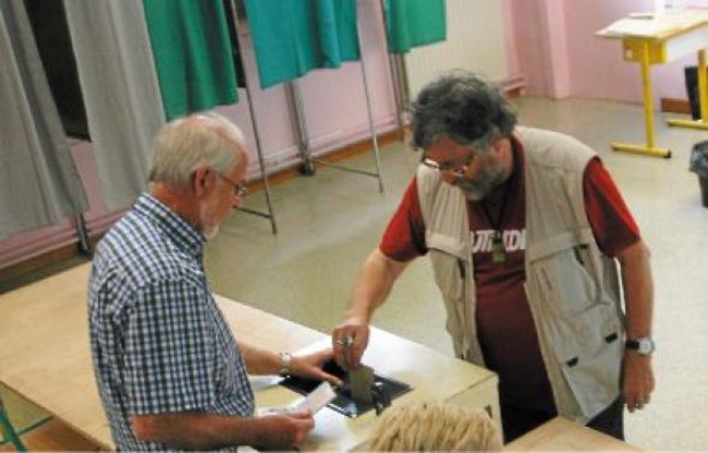 Contrairement au 6 mai, on n'a pas fait la queue dimanche dans les bureaux de vote. Contrairement au 6 mai, on n'a pas fait la queue dimanche dans les bureaux de vote.