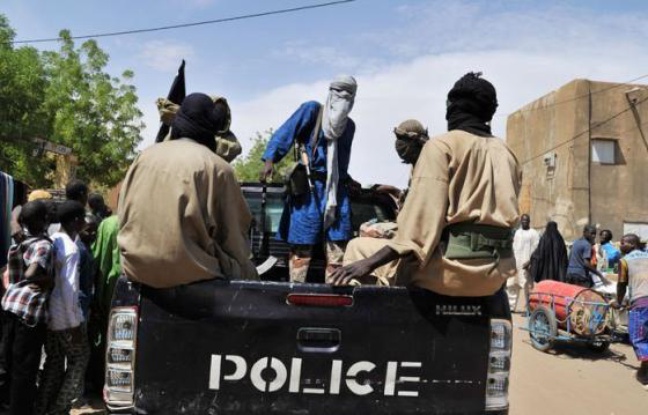 Les groupes islamistes armés qui occupent et se partagent le nord du Mali depuis fin mars agissent en parfaite coordination sous la houlette d'Al-Qaïda au Maghreb islamique (Aqmi), maître du jeu dans la région, selon des informations concordantes recueillies par l'AFP. Les groupes islamistes armés qui occupent et se partagent le nord du Mali depuis fin mars agissent en parfaite coordination sous la houlette d'Al-Qaïda au Maghreb islamique (Aqmi), maître du jeu dans la région, selon des informations concordantes recueillies par l'AFP.