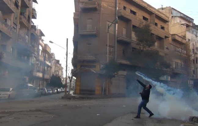 Un manifestant à Homs, en Syrie, le 27 décembre 2011. Un manifestant à Homs, en Syrie, le 27 décembre 2011.