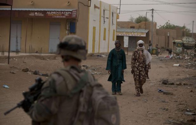 Un soldat français dans les rues de Kidal, au Mali, en juillet 2013. Un soldat français dans les rues de Kidal, au Mali, en juillet 2013.