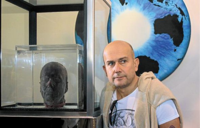 En haut, l'autoportrait de Quinn réalisé avec son propre sang. En haut, l'autoportrait de Quinn réalisé avec son propre sang.