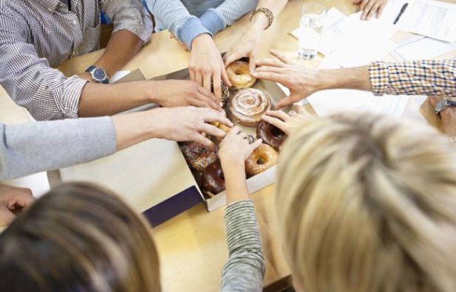 Les patisseries au bureau, un moment de convivialité qui fait mal à la ligne. Les patisseries au bureau, un moment de convivialité qui fait mal à la ligne.