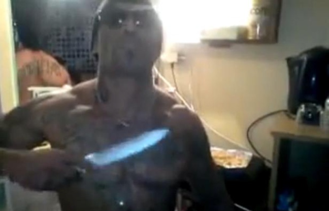 Capture d'écran d'une vidéo YouTube montrant des détenus menacer Morsay depuis leur cellule de Lannemezan, couteaux à la main, en février 2013. Capture d'écran d'une vidéo YouTube montrant des détenus menacer Morsay depuis leur cellule de Lannemezan, couteaux à la main, en février 2013.