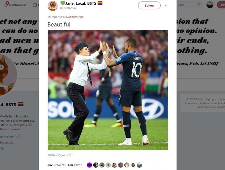 Coupe Du Monde Kylian Mbapp Checke Une Pussy Riot Qui A Envahi