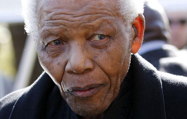 L'ancien président Nelson Mandela, arrive aux obsèques de son arrière-petite-fille, Zenani Mandela, à Sandton, au nord de Johannesburg, le 17 juin 2010. L'ancien président Nelson Mandela, arrive aux obsèques de son arrière-petite-fille, Zenani Mandela, à Sandton, au nord de Johannesburg, le 17 juin 2010.