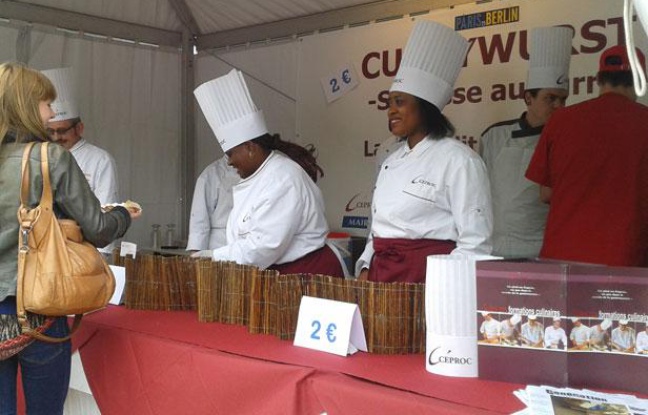 Le stand de Currywurst sur le parvis de l'Hôtel de ville à Paris. Le stand de Currywurst sur le parvis de l'Hôtel de ville à Paris.