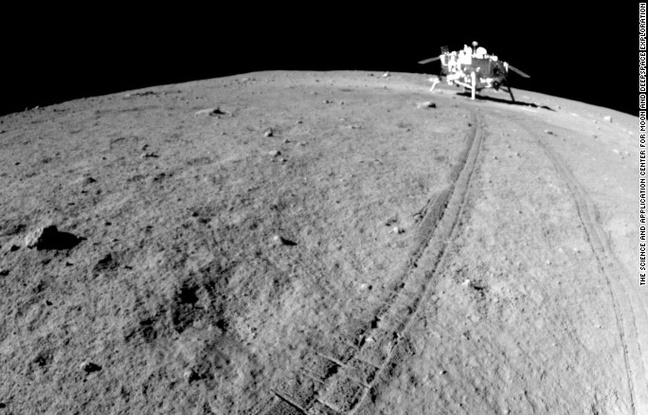 Une photo de la surface de la Lune, prise par un robot chinois en 2013. Une photo de la surface de la Lune, prise par un robot chinois en 2013.