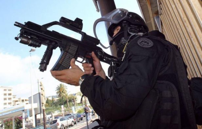 Une "cellule" islamiste radicale a été démantelée samedi et l'un de ses membres, un Français de 33 ans, a été tué à Strasbourg après avoir ouvert le feu sur des policiers venus l'interpeller, le soupçonnant d'une attaque contre un commerce juif en septembre. Une "cellule" islamiste radicale a été démantelée samedi et l'un de ses membres, un Français de 33 ans, a été tué à Strasbourg après avoir ouvert le feu sur des policiers venus l'interpeller, le soupçonnant d'une attaque contre un commerce juif en septembre.