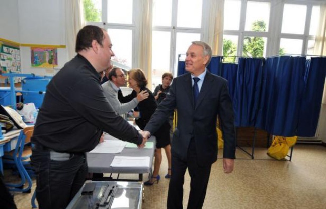 Le Premier ministre Jean-Marc Ayrault et cinq de ses ministres - Laurent Fabius, Victorin Lurel, Delphine Batho, Bernard Cazeneuve et Frédéric Cuvillier - ont été élus dès le premier tour aux législatives, selon des résultats provisoires. Le Premier ministre Jean-Marc Ayrault et cinq de ses ministres - Laurent Fabius, Victorin Lurel, Delphine Batho, Bernard Cazeneuve et Frédéric Cuvillier - ont été élus dès le premier tour aux législatives, selon des résultats provisoires.