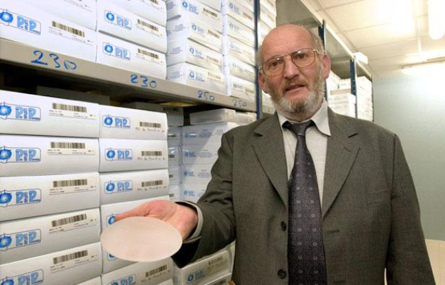 Jean-Claude Mas, président de la société Poly Implants Prothèses (PIP), présente, le 17 janvier 2001 à la Seyne-sur-Mer, une prothèse mammaire à base de gel de silicone fabriquée par sa société. Jean-Claude Mas, président de la société Poly Implants Prothèses (PIP), présente, le 17 janvier 2001 à la Seyne-sur-Mer, une prothèse mammaire à base de gel de silicone fabriquée par sa société.