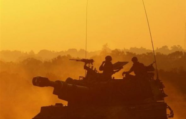 Des combats très violents se déroulaient lundi soir dans la ville de Gaza entre l'armée israélienne et des combattants du Hamas, pour la première fois depuis le début d'une offensive terrestre lancée samedi, selon des témoins palestiniens et une source militaire israélienne. Des combats très violents se déroulaient lundi soir dans la ville de Gaza entre l'armée israélienne et des combattants du Hamas, pour la première fois depuis le début d'une offensive terrestre lancée samedi, selon des témoins palestiniens et une source militaire israélienne.