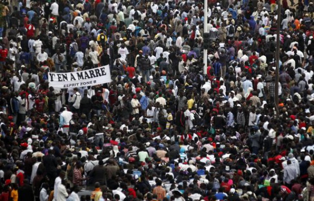 Des manifestants protestent contre le président Abdoulaye Wade, le 31 janvier 2012, à Dakar (Sénégal). Des manifestants protestent contre le président Abdoulaye Wade, le 31 janvier 2012, à Dakar (Sénégal).