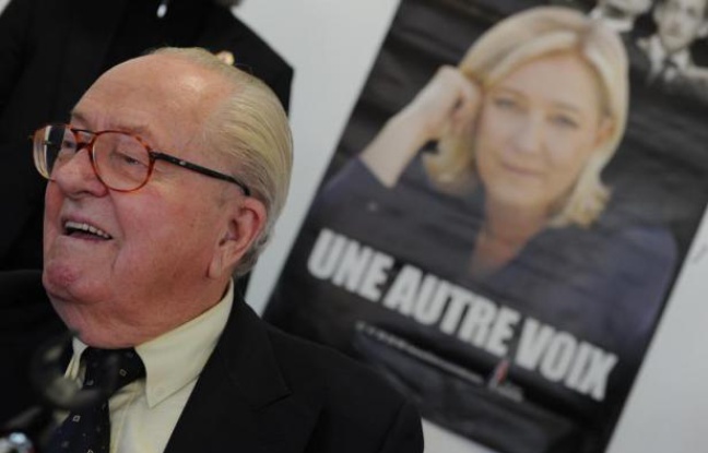 Jean-Marie Le Pen devant une affiche de campagne de sa fille Marine le 12 janvier 2014 à Agen Jean-Marie Le Pen devant une affiche de campagne de sa fille Marine le 12 janvier 2014 à Agen