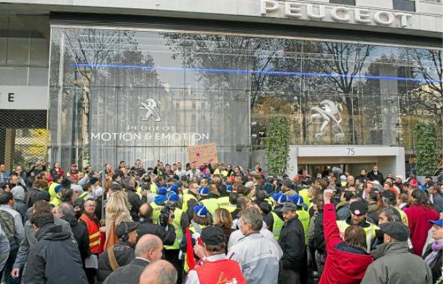 Des employés du site d'Aulnay devant le siège de PSA, le 15 novembre à Paris. Des employés du site d'Aulnay devant le siège de PSA, le 15 novembre à Paris.