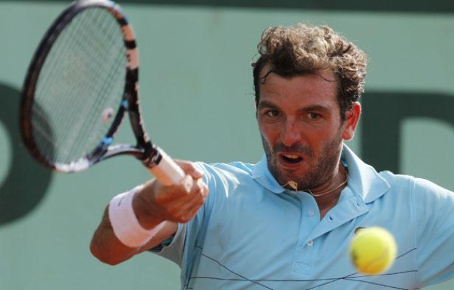 Le joueur français Julien Benneteau, lors de sa défaite à Roland-Garros contre Janko Tipsarevic, le 2 juin 2012. Le joueur français Julien Benneteau, lors de sa défaite à Roland-Garros contre Janko Tipsarevic, le 2 juin 2012.
