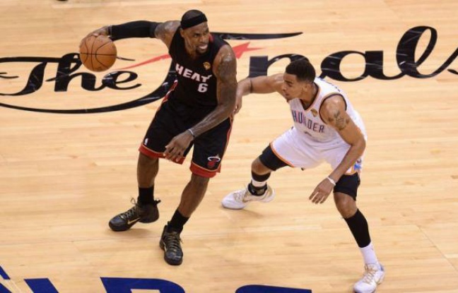 Miami a fait une bonne affaire jeudi en prenant l'avantage du terrain à Oklahoma City grâce à un succès in extremis (100-96) dans le deuxième match de la finale NBA et va désormais jouer trois matches d'affilée dans sa salle. Miami a fait une bonne affaire jeudi en prenant l'avantage du terrain à Oklahoma City grâce à un succès in extremis (100-96) dans le deuxième match de la finale NBA et va désormais jouer trois matches d'affilée dans sa salle.