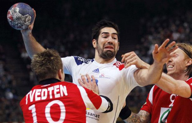 Le Français Nikola Karabatic, face à la Norvêge, en match de préparation, le 12 janvier 2012, à Paris. Le Français Nikola Karabatic, face à la Norvêge, en match de préparation, le 12 janvier 2012, à Paris.