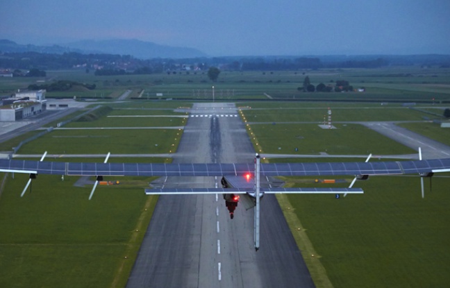 L'avion solaire au départ de de la base aérienne de Payerne en Suisse le 2 juin 2014 L'avion solaire au départ de de la base aérienne de Payerne en Suisse le 2 juin 2014