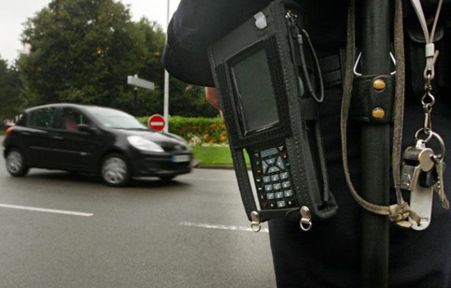 Mise en place du Procès Verbal (PV) électronique (PVE) dans le Nord. Ici, mise en oeuvre lors d'un contrôle routier dans le Vieux-Lille. Mise en place du Procès Verbal (PV) électronique (PVE) dans le Nord. Ici, mise en oeuvre lors d'un contrôle routier dans le Vieux-Lille.