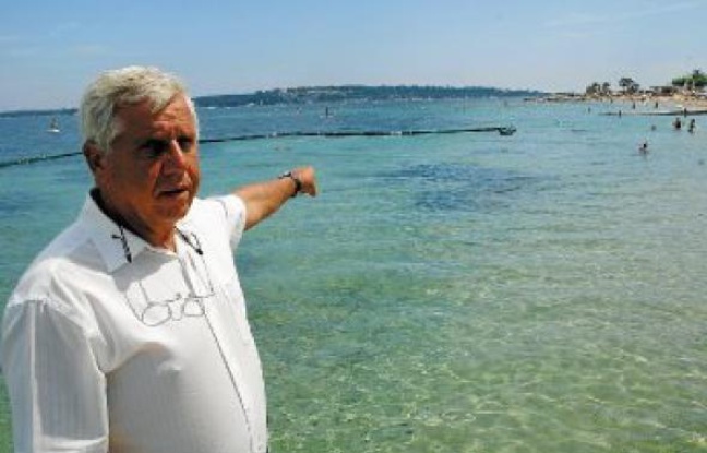 Sur la plage Gazanière, Michel Lacroix, responsable opérationnel de Rivages protech, supervise la pose des filets. Sur la plage Gazanière, Michel Lacroix, responsable opérationnel de Rivages protech, supervise la pose des filets.