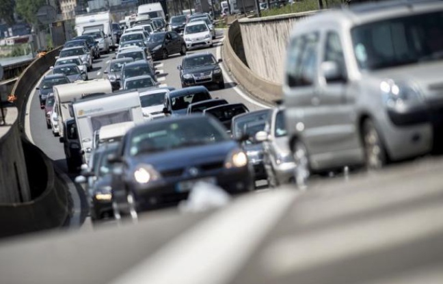 La circulation était encore relativement fluide peu avant 9H00 sur l'ensemble du réseau routier, mais commençait à s'intensifier avec 100 km de bouchons enregistrés sur toute la France, en ce samedi de grand départs en vacances, classé rouge par Bison futé. La circulation était encore relativement fluide peu avant 9H00 sur l'ensemble du réseau routier, mais commençait à s'intensifier avec 100 km de bouchons enregistrés sur toute la France, en ce samedi de grand départs en vacances, classé rouge par Bison futé.