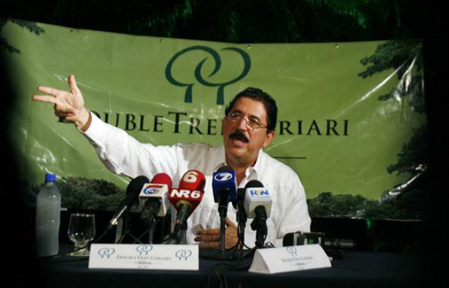 Conférence de presse du président du Honduras exilé, Manuel Zelaya, avant son départ pour le Nicaragua le 28 juin 20069. Conférence de presse du président du Honduras exilé, Manuel Zelaya, avant son départ pour le Nicaragua le 28 juin 20069.