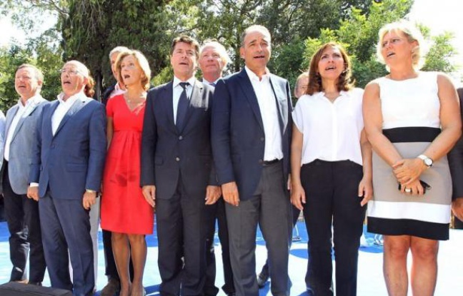 Le premier rassemblement de l'Association des amis de Nicolas Sarkozy a donné lieu samedi à Nice à une grand-messe à la gloire de l'ancien président, aux accents parfois d'oraison funèbre, avec en toile de fond le duel à couteaux tirés Fillon-Copé pour la présidence de l'UMP. Le premier rassemblement de l'Association des amis de Nicolas Sarkozy a donné lieu samedi à Nice à une grand-messe à la gloire de l'ancien président, aux accents parfois d'oraison funèbre, avec en toile de fond le duel à couteaux tirés Fillon-Copé pour la présidence de l'UMP.