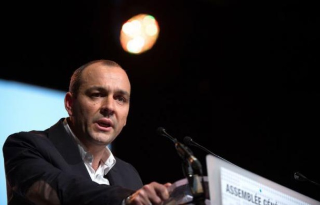 Intronisé à la tête de la CFDT, Laurent Berger, 44 ans, a donné le ton jeudi de sa stratégie, "ni soutien du gouvernement ni opposant politique", mais un "contre-pouvoir" adepte du dialogue social, dans la droite ligne de son prédécesseur François Chérèque. Intronisé à la tête de la CFDT, Laurent Berger, 44 ans, a donné le ton jeudi de sa stratégie, "ni soutien du gouvernement ni opposant politique", mais un "contre-pouvoir" adepte du dialogue social, dans la droite ligne de son prédécesseur François Chérèque.