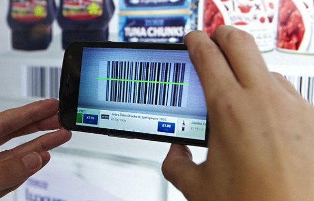 Un voyageur fait ses courses de manière virtuelle à l'aéroport de Gatwick à Londres grâce à son smartphone. Un voyageur fait ses courses de manière virtuelle à l'aéroport de Gatwick à Londres grâce à son smartphone.