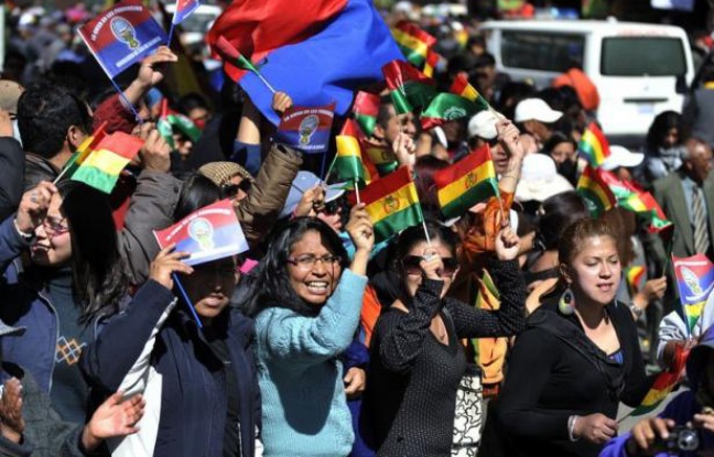 "La Paz est avec vous": avec des applaudissements, des cris, des poignées de main, des milliers de "Pacenos" ont accueilli mercredi la longue marche de protestation d'indiens amazoniens boliviens contre un projet de route à travers leur territoire. "La Paz est avec vous": avec des applaudissements, des cris, des poignées de main, des milliers de "Pacenos" ont accueilli mercredi la longue marche de protestation d'indiens amazoniens boliviens contre un projet de route à travers leur territoire.