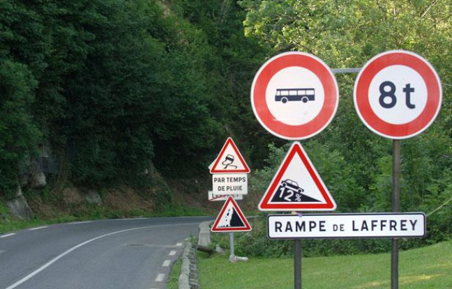 La rampe de Laffrey sur la route de Vizille, près de Grenoble, le 22 juillet 2007.
La rampe de Laffrey sur la route de Vizille, près de Grenoble, le 22 juillet 2007.
