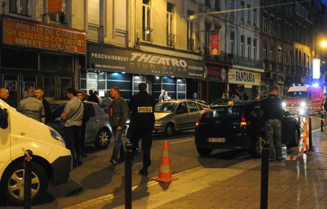 La police enquête sur les lieux de la fusillade qui a coûté la vie à deux personnes devant la discothèque «Theatro» à Lille, le 1er juillet 2012. La police enquête sur les lieux de la fusillade qui a coûté la vie à deux personnes devant la discothèque «Theatro» à Lille, le 1er juillet 2012.