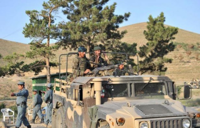 Des talibans ont lancé dans la nuit de jeudi à vendredi une attaque-suicide dans un hôtel près de Kaboul qui a fait au moins quatre morts et se poursuivait dans la matinée, ont annoncé l'Otan, la police afghane et des témoins qui sont parvenus à s'échapper. Des talibans ont lancé dans la nuit de jeudi à vendredi une attaque-suicide dans un hôtel près de Kaboul qui a fait au moins quatre morts et se poursuivait dans la matinée, ont annoncé l'Otan, la police afghane et des témoins qui sont parvenus à s'échapper.