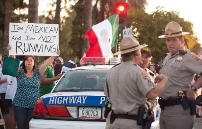 Une manifestante opposée à la réforme de l'immigration en Arizona, le 1er mai 2010 Une manifestante opposée à la réforme de l'immigration en Arizona, le 1er mai 2010