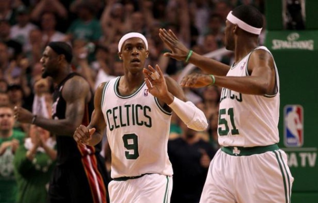 Boston a réduit l'écart face à Miami en finale de Conférence Est en s'imposant à domicile (101-91) vendredi dans le troisième match de cette série des play-offs NBA Boston a réduit l'écart face à Miami en finale de Conférence Est en s'imposant à domicile (101-91) vendredi dans le troisième match de cette série des play-offs NBA