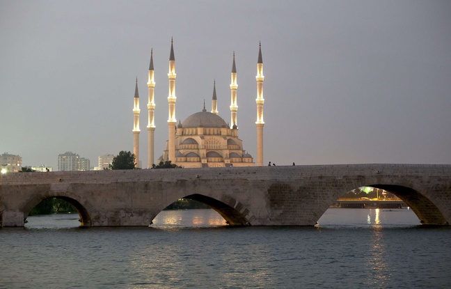 Le pont de pierre antique du fleuve Seyhan, dans la région d'Adana, en Turquie.